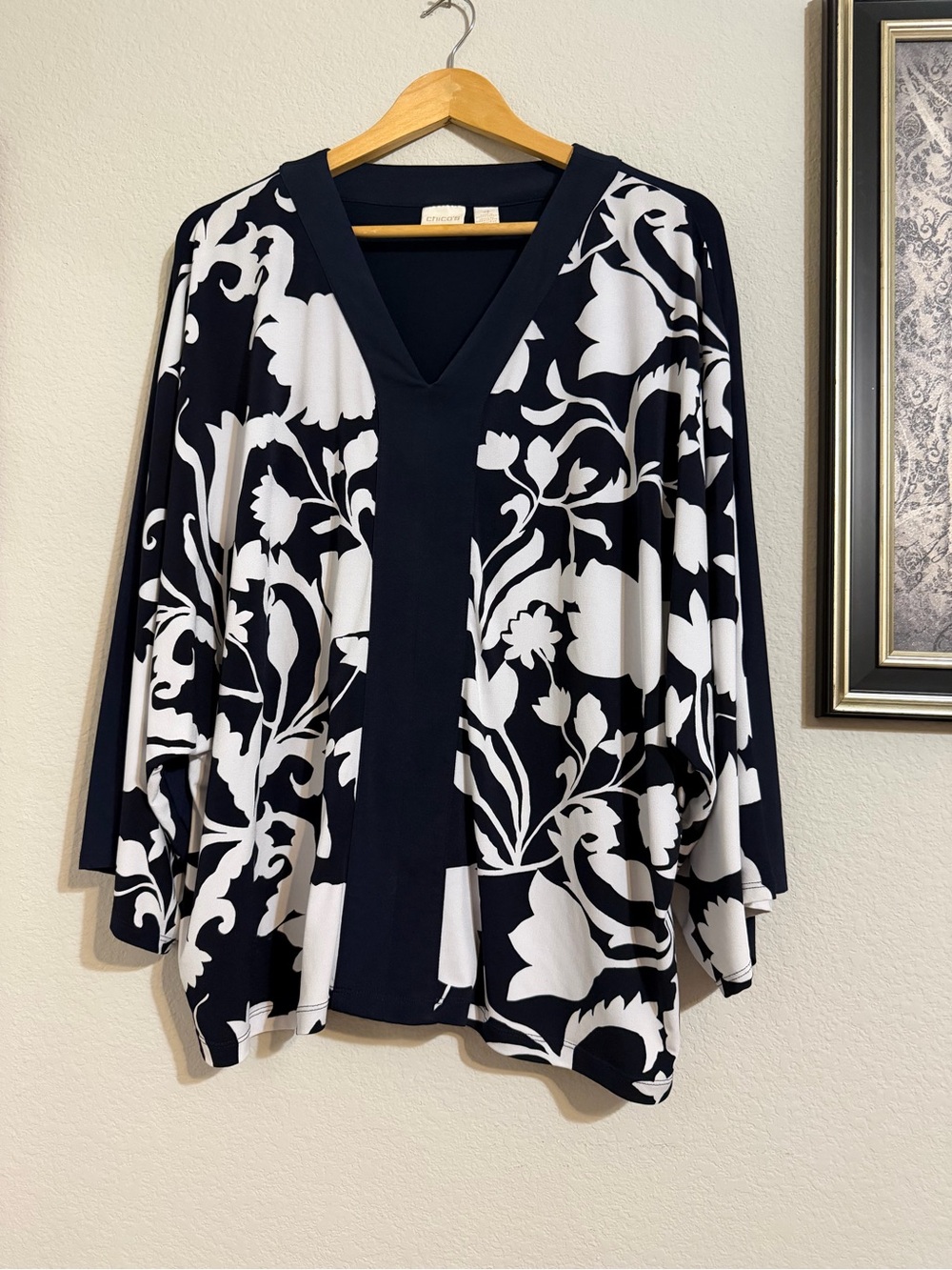 Chico’s Navy Blue & White Floral Tunic Blouse – Size 4 (Chico’s Sizing)